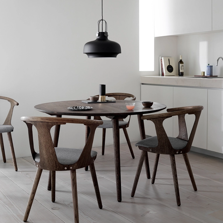 Chaise IN BETWEEN SK2 assise cuir Chêne fumé/ cuir noir AND TRADITION