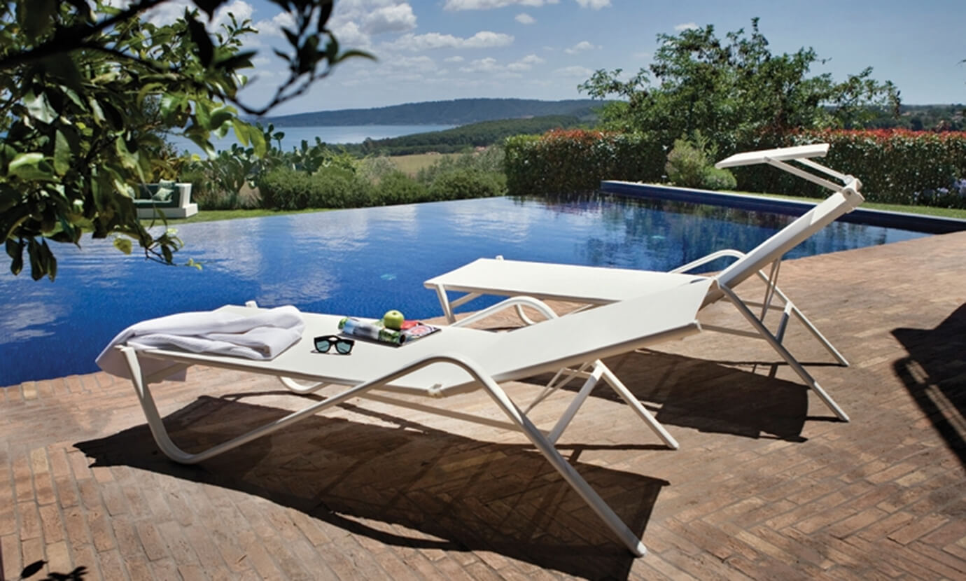 Bain de soleil, chaise longue et hamac